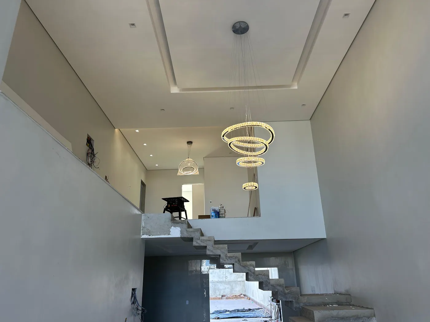 Hall com pé direito duplo executado pela FACC